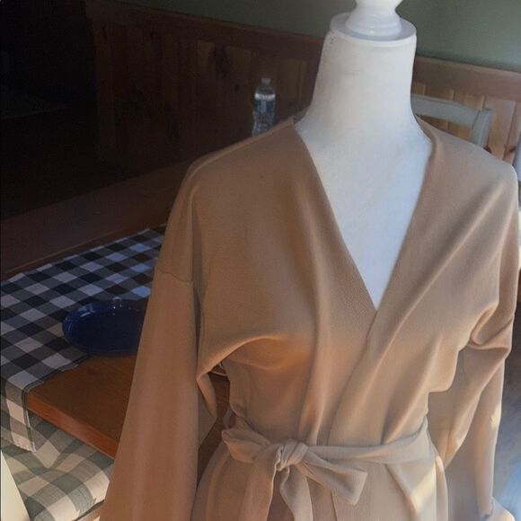 Beautiful PrettyLittleThing Tan Satin Robe Wrap-Style Top - Picture 3 of 10